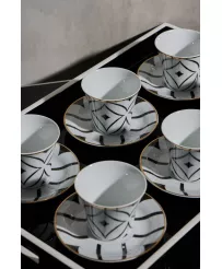 La Mania porcelanowa filiżanka ze spodkiem Bauhaus biała, czarny geometryczny wzór 200 ml
